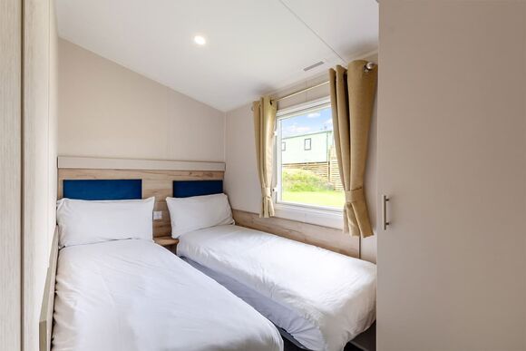 Silver Caravan with decking P, Silver Caravan with decking - Naze Marine, Walton-on-the-Naze 