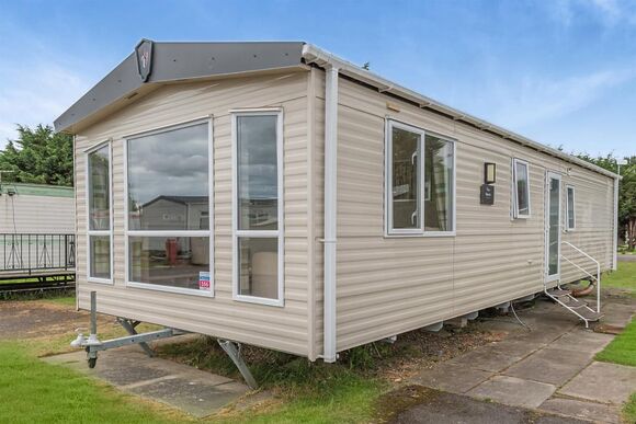 Gold 2 Bedroom Caravan, Sleeps 6. With decking. - Naze Marine, Walton-on-the-Naze 