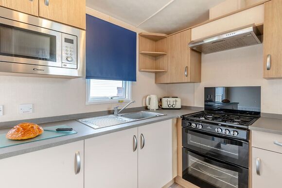Gold 2 Bedroom Caravan, Sleeps 6. With decking. - Naze Marine, Walton-on-the-Naze 