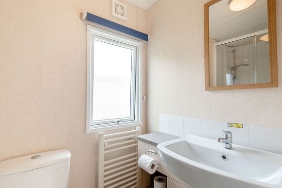 Gold 2 Bedroom Caravan, Sleeps 6. With decking. - Naze Marine, Walton-on-the-Naze 