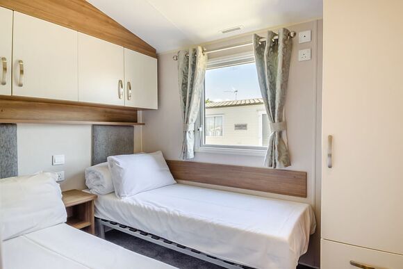 Silver Premium 3 Bedroom Caravan, Sleeps 8, Silver Premium 3 Caravan slps 8, decking - Naze Marine, Walton-on-the-Naze 