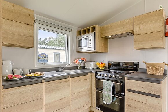 Silver 2 Bedroom Caravan, Sleeps 6 - Naze Marine, Walton-on-the-Naze 