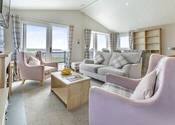 Deluxe Lodge, parking, ensuite, decking & hot tub - Nodes Point, Ryde, Nr Bembridge