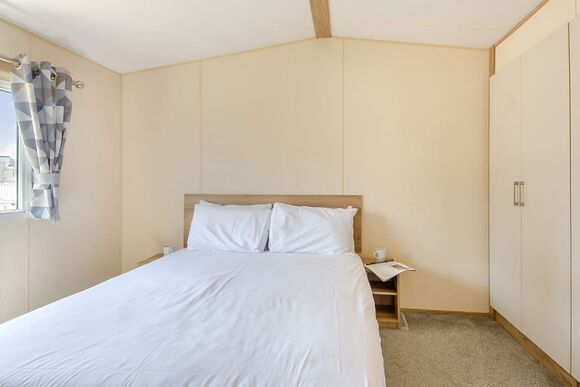 Gold Caravan with decking & sea view 6 P, Gold Caravan with decking & sea view 6 - Nodes Point, Ryde, Nr Bembridge