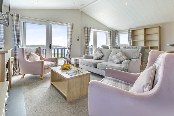 Deluxe Lodge, parking, ensuite, decking, SV & HT - Nodes Point, Ryde, Nr Bembridge