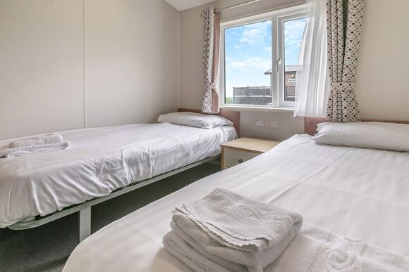 Deluxe Lodge, parking, ensuite, decking, SV & HT - Nodes Point, Ryde, Nr Bembridge