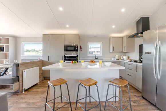 Prestige Lodge with parking, ensuite & decking 4 - Nodes Point, Ryde, Nr Bembridge