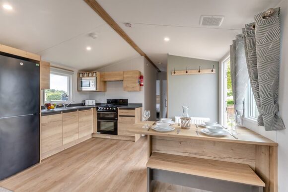 Silver Caravan with parking & decking Slps 6 - Ocean Edge, Morecambe Bay