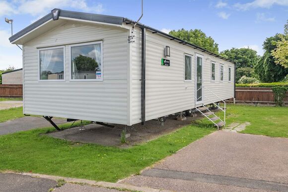Silver Caravan with parking P, Silver Caravan with parking - Romney Sands, New Romney