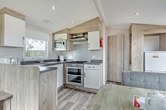 Silver Caravan, Sleeps 8. With dedicated parking and decking. P - Romney Sands, New Romney