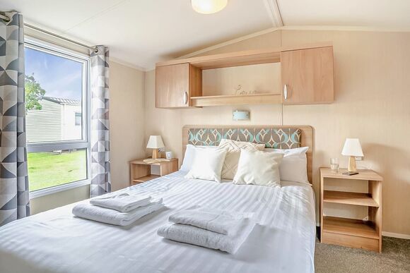 Gold Premium Caravan, Sleeps 6. With parking, ensuite, deck & sea view - Sandy Bay, Ashington