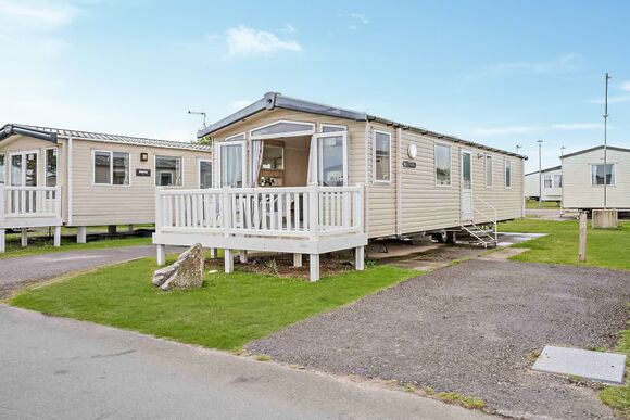 Silver 3 Bedroom Caravan, Sleeps 8. With parking and decking - Sandy Bay, Ashington
