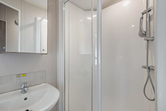 Silver 3 Bedroom Caravan, Sleeps 8. With parking and decking - Sandy Bay, Ashington