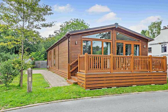 Deluxe 2 Bed Lodge, Slps 4. With parking, ensuite, decking & sea view - Sandy Bay, Ashington