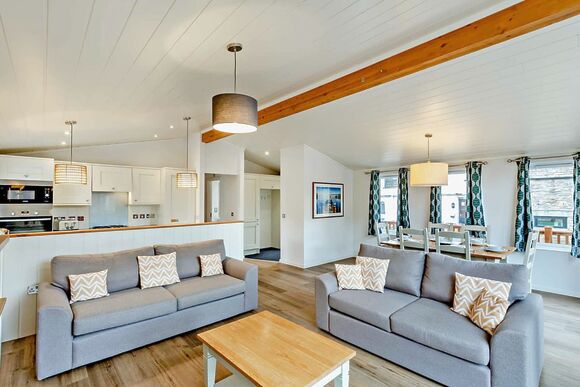 Deluxe 2 Bed Lodge, Slps 4. With parking, ensuite, decking & sea view - Sandy Bay, Ashington