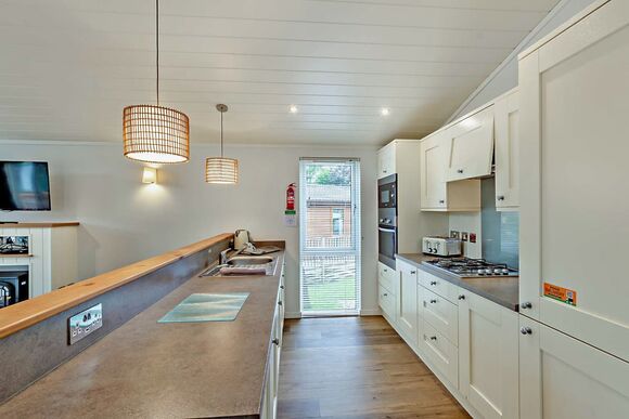 Deluxe 2 Bed Lodge, Slps 4. With parking, ensuite, decking & sea view - Sandy Bay, Ashington