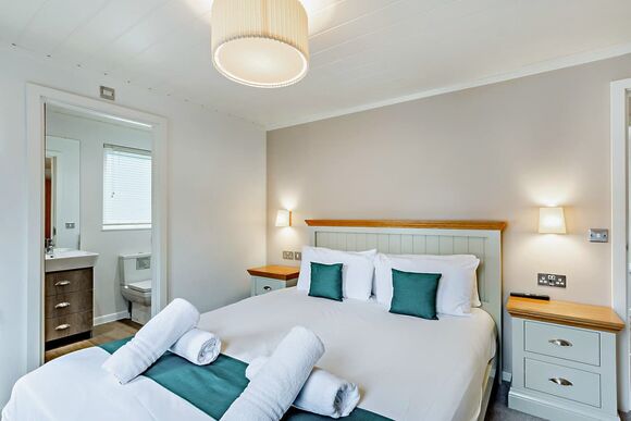 Deluxe 2 Bed Lodge, Slps 4. With parking, ensuite, decking & sea view - Sandy Bay, Ashington