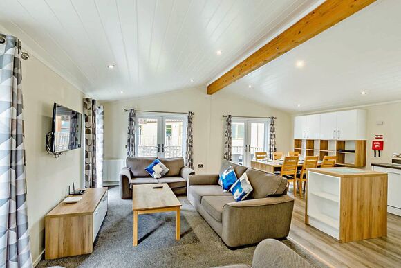 Deluxe 3 Bed Lodge, Slps 8. With parking, ensuite, decking & sea view - Sandy Bay, Ashington