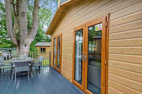 Deluxe 3 Bed Lodge, Slps 8. With parking, ensuite, decking & sea view - Sandy Bay, Ashington