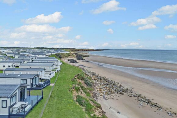 Deluxe 3 Bed Lodge, Slps 8. With parking, ensuite, decking & sea view - Sandy Bay, Ashington