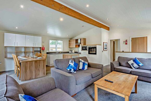 Deluxe 3 Bed Lodge, Slps 8. With parking, ensuite, decking & sea view - Sandy Bay, Ashington