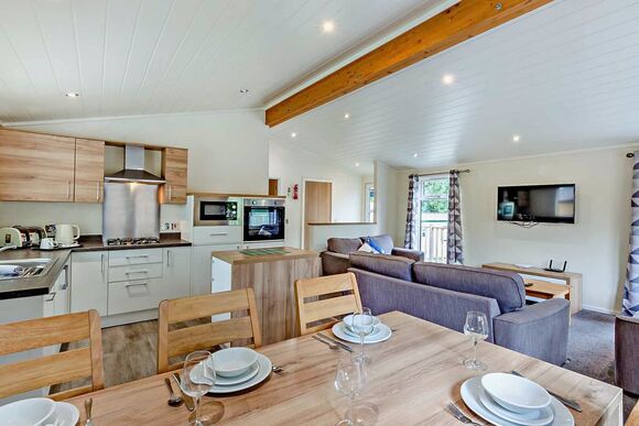 Deluxe 3 Bed Lodge, Slps 8. With parking, ensuite, decking & sea view - Sandy Bay, Ashington