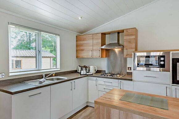 Deluxe 3 Bed Lodge, Slps 8. With parking, ensuite, decking & sea view - Sandy Bay, Ashington