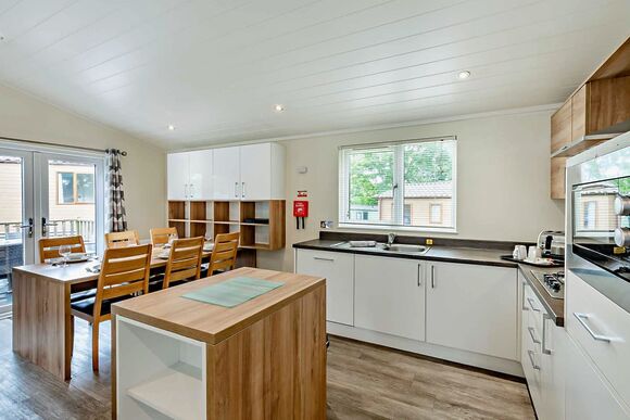 Deluxe 3 Bed Lodge, Slps 8. With parking, ensuite, decking & sea view - Sandy Bay, Ashington