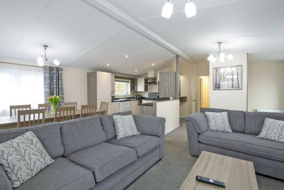 Deluxe 4 Bed Lodge, Slps 8. With parking, ensuite, decking & sea view - Sandy Bay, Ashington