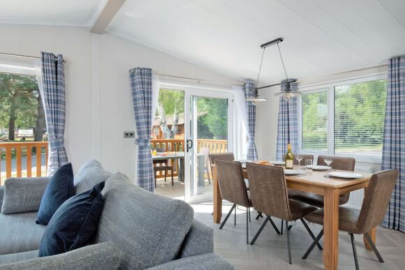 Deluxe 4 Bed Lodge, Slps 8. With parking, ensuite, decking & sea view - Sandy Bay, Ashington