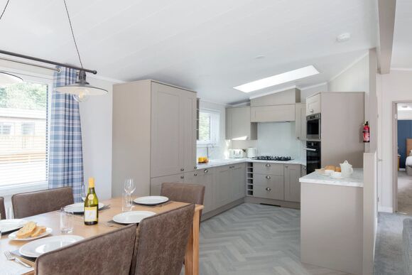 Deluxe 4 Bed Lodge, Slps 8. With parking, ensuite, decking & sea view - Sandy Bay, Ashington