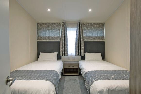 Deluxe 4 Bed Lodge, Slps 8. With parking, ensuite, decking & sea view - Sandy Bay, Ashington