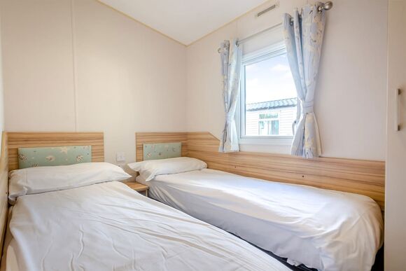 Silver Caravan with parking 6 - Summerfields, Scratby, Great Yarmouth