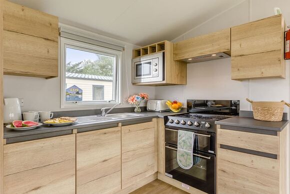 Silver Caravan with decking P, Silver Caravan with decking - Sunnydale, Saltfleet, Nr Mablethorpe