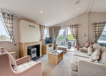 Deluxe Lodge, parking, ensuite, decking, hot tub 4 - Southview, Skegness