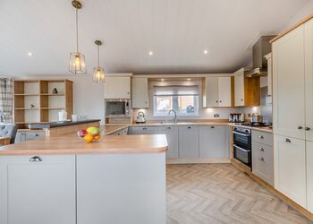 Deluxe Lodge, parking, ensuite, decking, hot tub 4 - Southview, Skegness