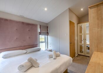 Deluxe Lodge, parking, ensuite, decking, hot tub 4 - Southview, Skegness