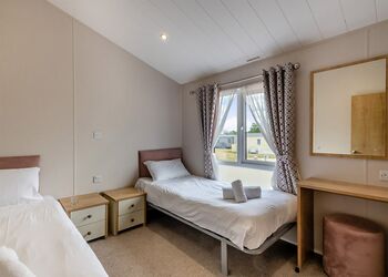 Deluxe Lodge, parking, ensuite, decking, hot tub 4 - Southview, Skegness