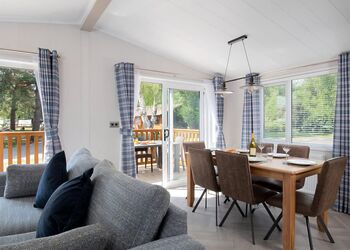 Deluxe Lodge, parking, ensuite, decking & hot tub - Southview, Skegness