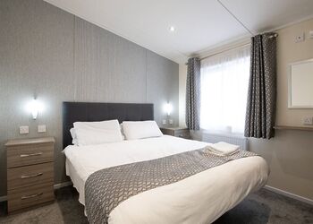 Deluxe Lodge, parking, ensuite, decking & hot tub - Southview, Skegness