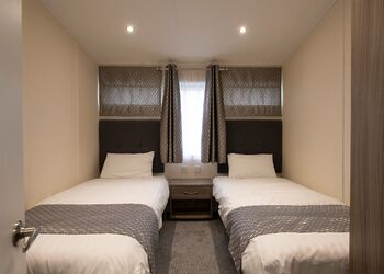 Deluxe Lodge, parking, ensuite, decking & hot tub - Southview, Skegness