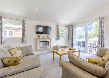 Prestige Lodge, parking, ensuite, decking & HT 4 - Southview, Skegness