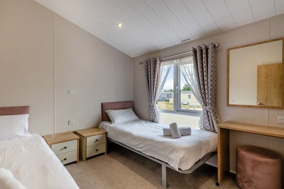 Deluxe Lodge, parking, ensuite, decking, hot tub 4 - Southview, Skegness