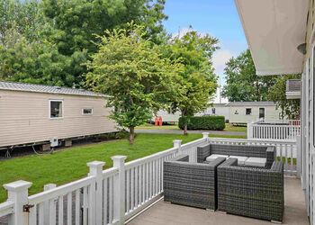 Deluxe 3 Bedroom Lodge, Sleeps 6. With ensuite, decking and hot tub. - Thorness Bay, Thorness, Nr Cowes
