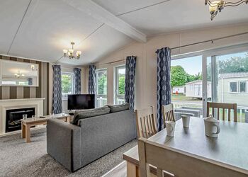 Deluxe 3 Bedroom Lodge, Sleeps 6. With ensuite, decking and hot tub. - Thorness Bay, Thorness, Nr Cowes