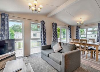 Deluxe 3 Bedroom Lodge, Sleeps 6. With ensuite, decking and hot tub. - Thorness Bay, Thorness, Nr Cowes