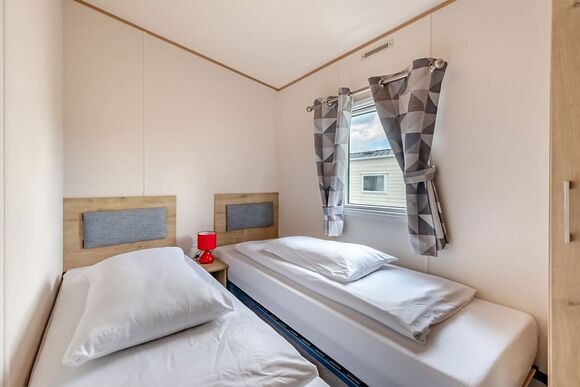 Gold Caravan with decking P, Gold Caravan with decking - Thorness Bay, Thorness, Nr Cowes
