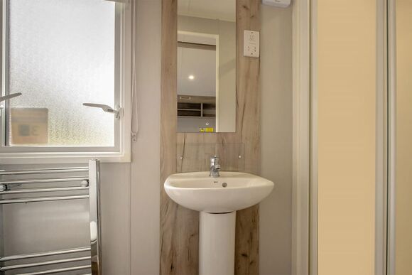 Silver 3 Bedroom Caravan, Sleeps 8 - Thorness Bay, Thorness, Nr Cowes