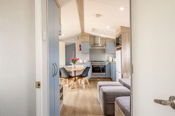 Silver Caravan with decking P, Silver Caravan with decking, Silver 2 Bedroom Caravan, Sleeps 6. With decking - Thorness Bay, Thorness, Nr Cowes