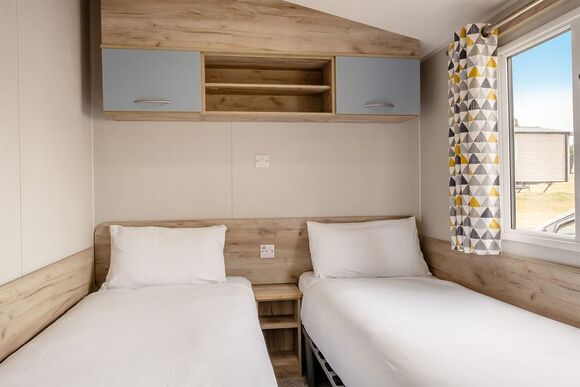 Silver Caravan with ensuite - Thorness Bay, Thorness, Nr Cowes